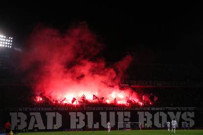 FOTO Torcida bakljama zasula teren Maksimira, letjele i do centra!? Evo što su im zaplijenili