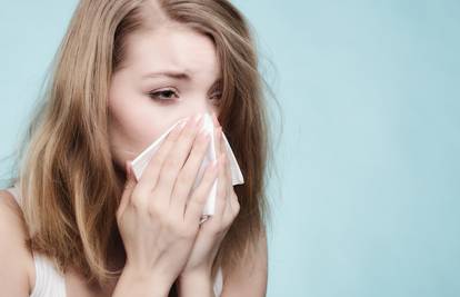 Oprez, hara upala pluća sa simptomima sličnim  prehladi 