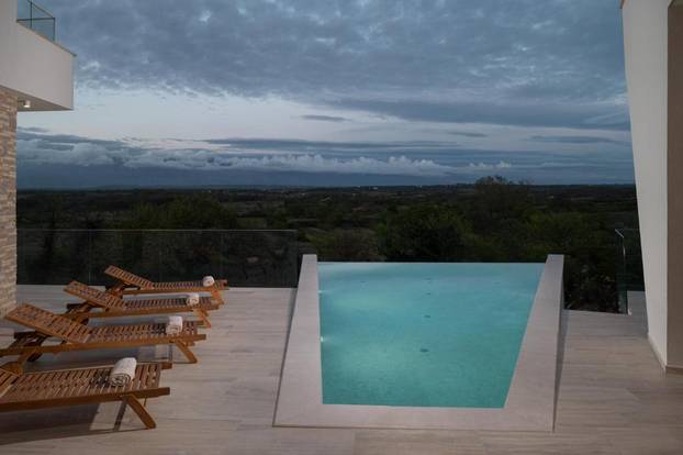 FOTO Ova kuća za odmor blizu Zadra nema niti jedan 'ravni' zid, a noćenje stoji 1100 eura