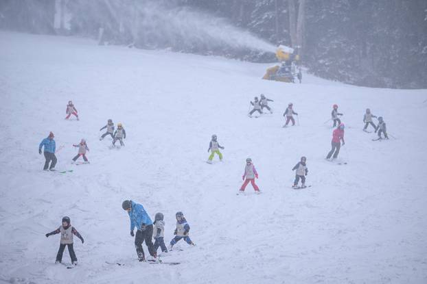 Zagreb: Snijeg i jak vjetar na Sljemenu