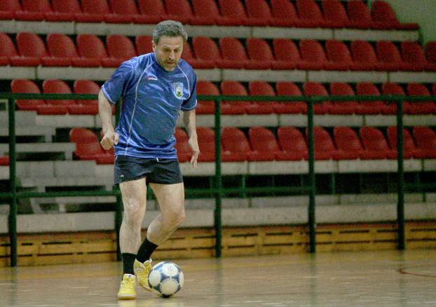 ARHIVA - Zagreb: Malonogometna utakmica između svećenika i gradskog poglavarstva, 2005.