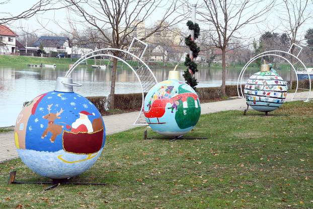 Sisak: Šetnica uz Kupu ukrašena kuglicama koju su izradila djeca