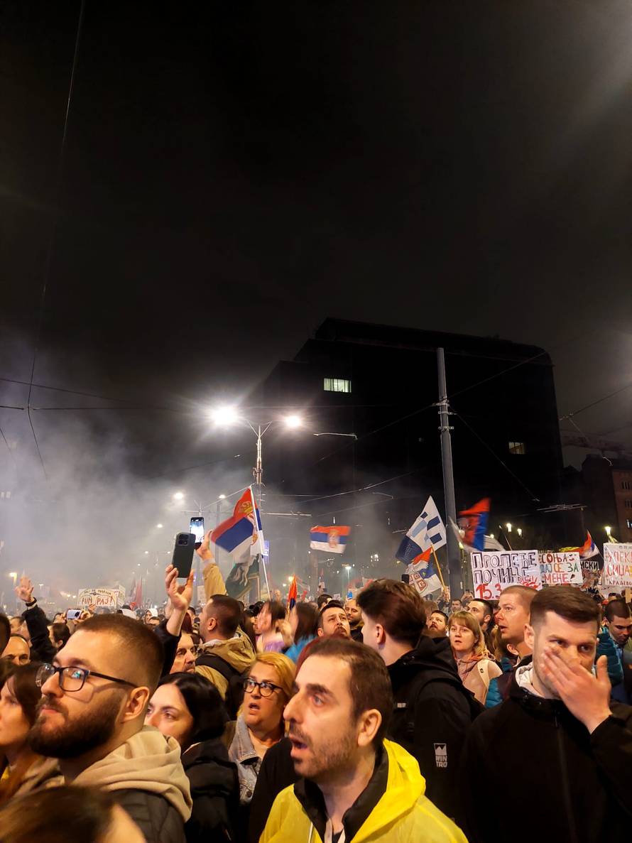 Prosvjed završio izgredima. Oglasio se Vučić: Bilo je 107.000 ljudi i nije korišten zvučni top!