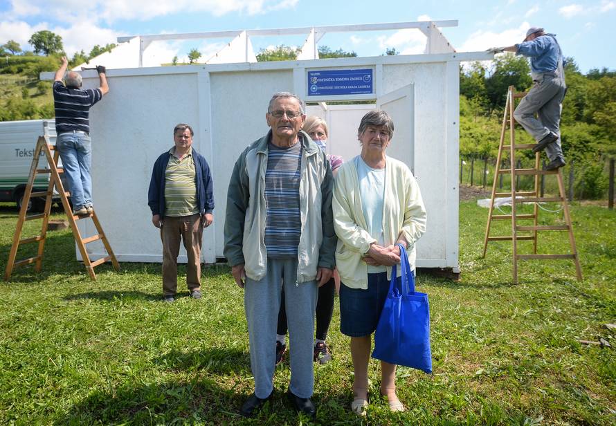 Gluhonijemom paru u potresu stradala kuća, grade im novu