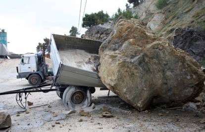 Stijena od 20 tona odronila se kod Omiša i pala na prikolicu
