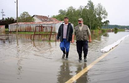 Polja i cesta su pod vodom jer se izlila rijeka Ilova