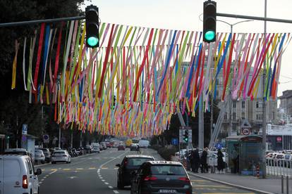 Rijeka: Ulice ukrašene šarenim vrpcama uoči karnevala