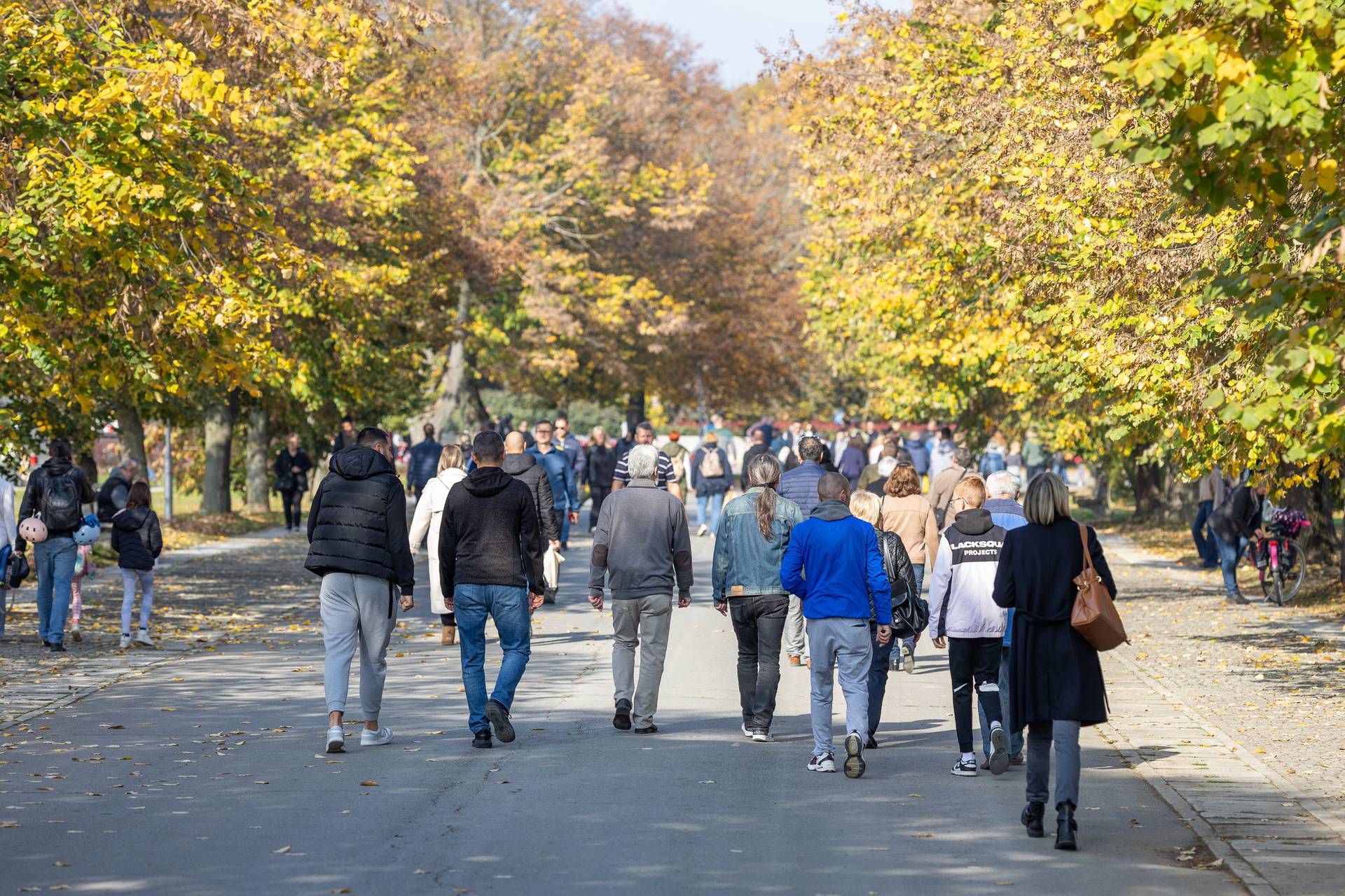 Gužve na osječkim grobljima povodom obilježavanja Svih svetih