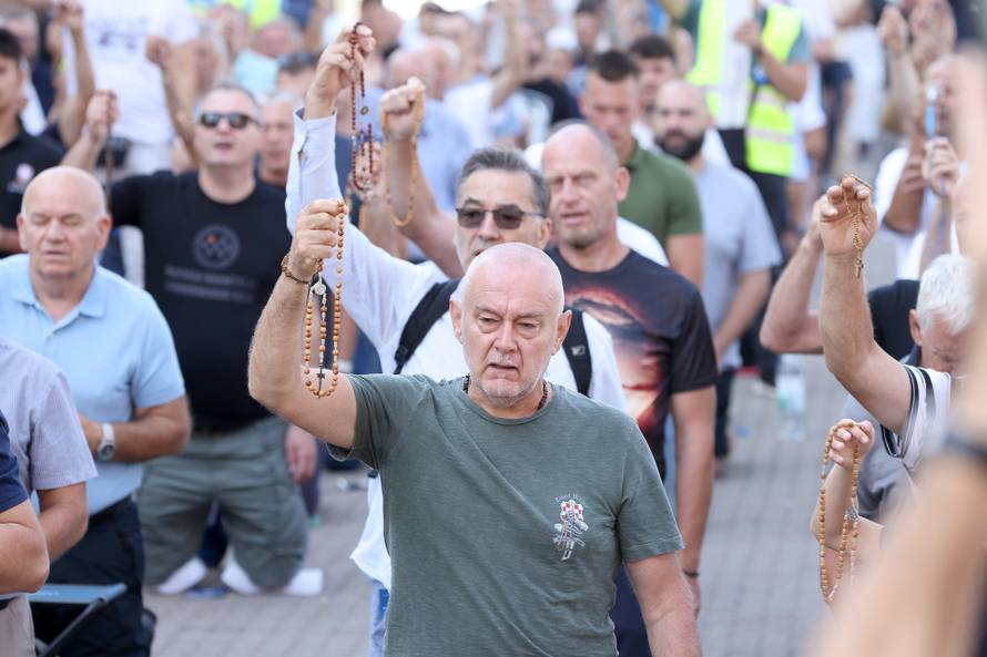 Zagreb: Na Jelacicem trgu molitva krunice za mir u svijetu i domovini te za obracenje i jedinstvo hrvatskog naroda