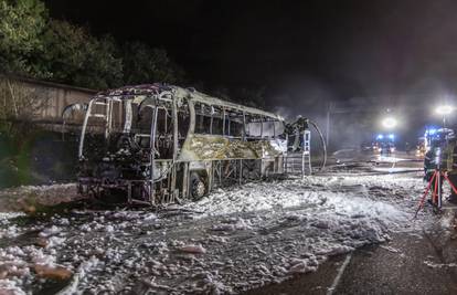 Buktinja na njemačkoj cesti: Izgorio je autobus iz Hrvatske