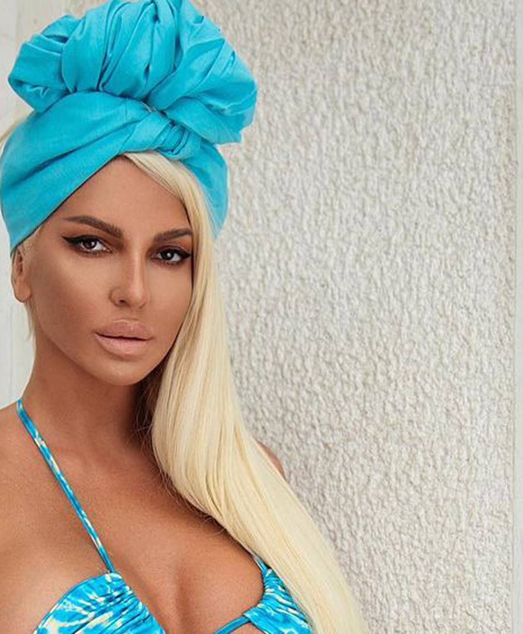 Jelena Karleuša pozirala u mini badiću i jedva pokrila atribute