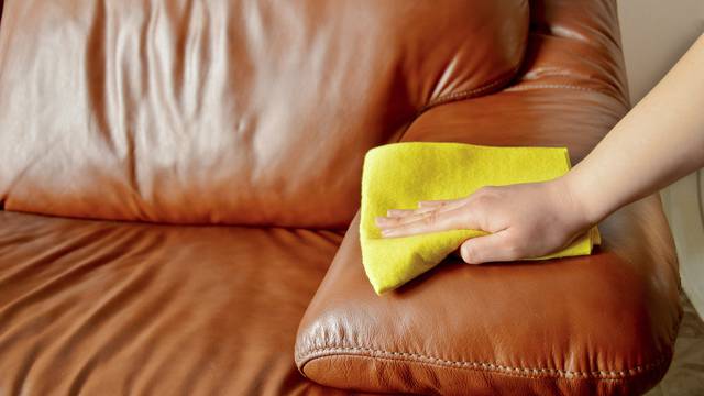 Kožni kauč idealno će očistiti sredstvo koje svi imamo u kući