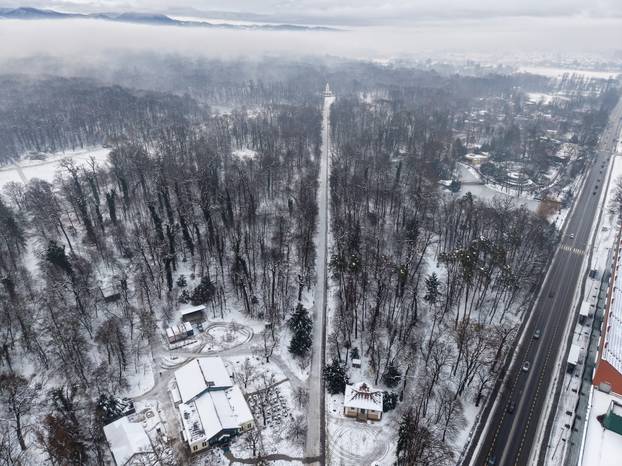 Pogled iz zraka na park Maksimir i njegova jezera tijekom zime