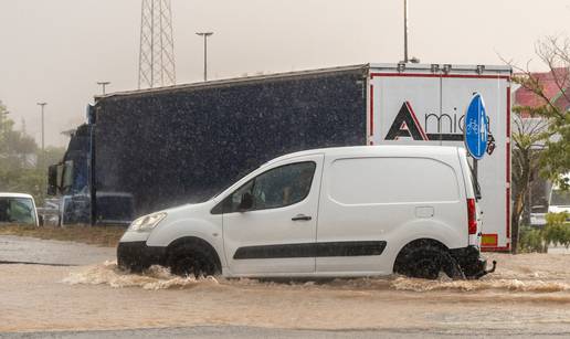 FOTO Istra pod vodom: Obilna ki&scaron;a poplavila prometnice, vatrogasci na terenu...