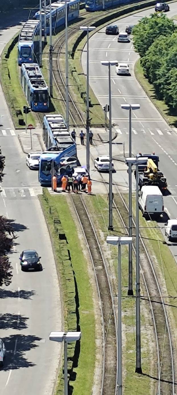 Pogledajte kaos na Jarunu gdje je tramvaj iskočio iz tračnica. Zabio se u policijski automobil