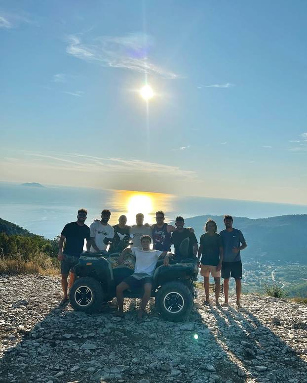 FOTO Gvardiolovo vruće ljeto: Posjetio Modrićevu rodnu kuću, vozio jet-ski i partijao na Braču