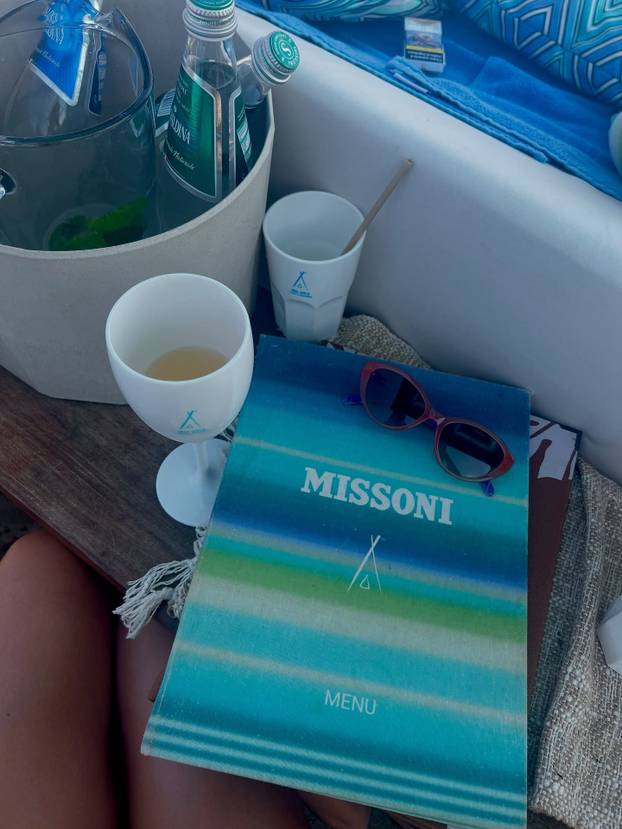 FOTO Fali li kome Liga prvaka? Ljubiteljica Hajduka ne može sakriti bujne obline na jahti...