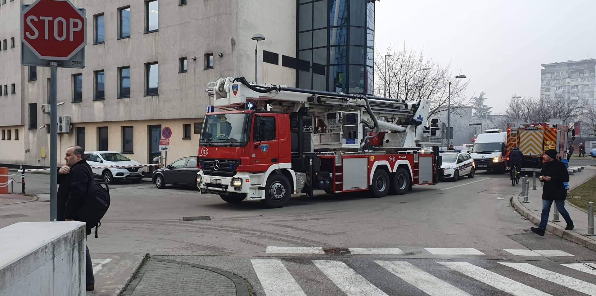 Gorjelo je vozilo u podzemnoj garaži: Vatrogasci ugasili požar