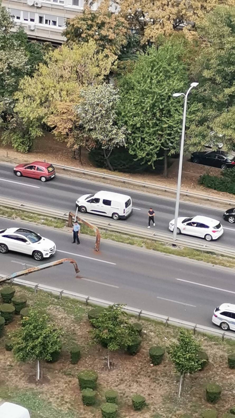 VIDEO Krš i lom na Slavonskoj u Zagrebu: Dizalicom srušio stup sa znakovima, nastao kolaps