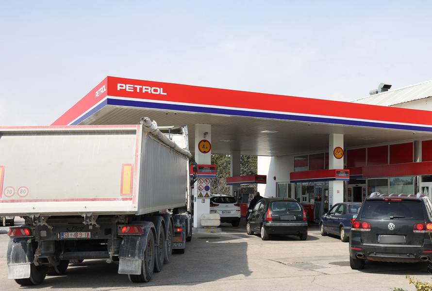 Šibenik: Po?ele su gužve na benzinskim postajama uo?i najavljenog poskupljenja goriva