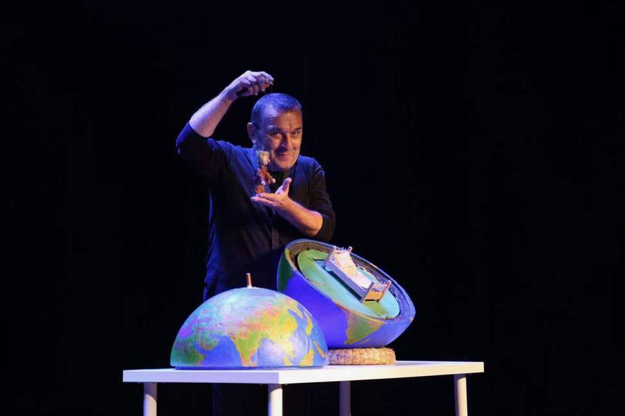 Dječaci utišavali djevojčice u kazalištu? Da, i to je moguće