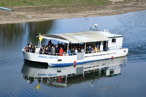 Sisak: Plovidba turističkog broda "Juran i Sofija" rijekom Kupom