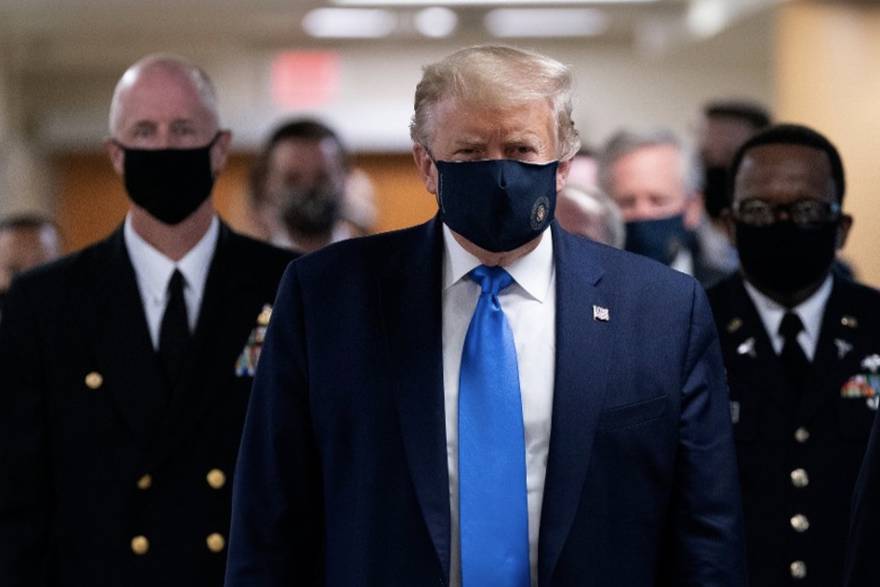 Donald Trump prvi put nosio masku u javnosti