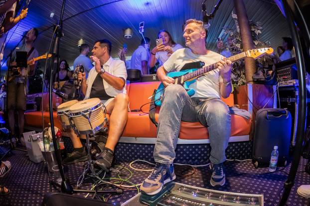 Split: Atmosfera na trajektu koji vozi na koncert Trag u beskraju