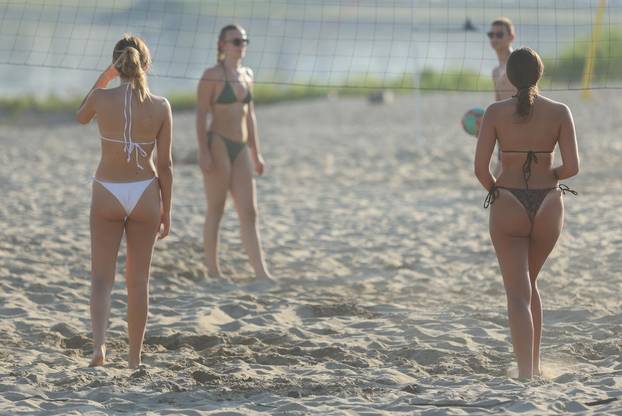 Osijek: Visoka temperatura je  izmamila mnogobrojne građane na osvježenje u Dravi