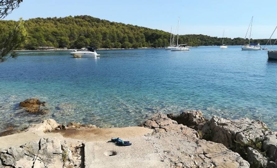 Nije uspjela spasiti sestru pa si je zavezala kamenje i zaronila?