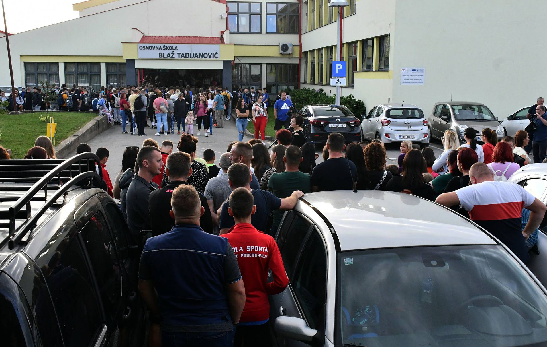 Prosvjed roditelja učenika iz Podcrkavlja kojima je tek sagrađena škola stradala u srpanjskom nevremenu