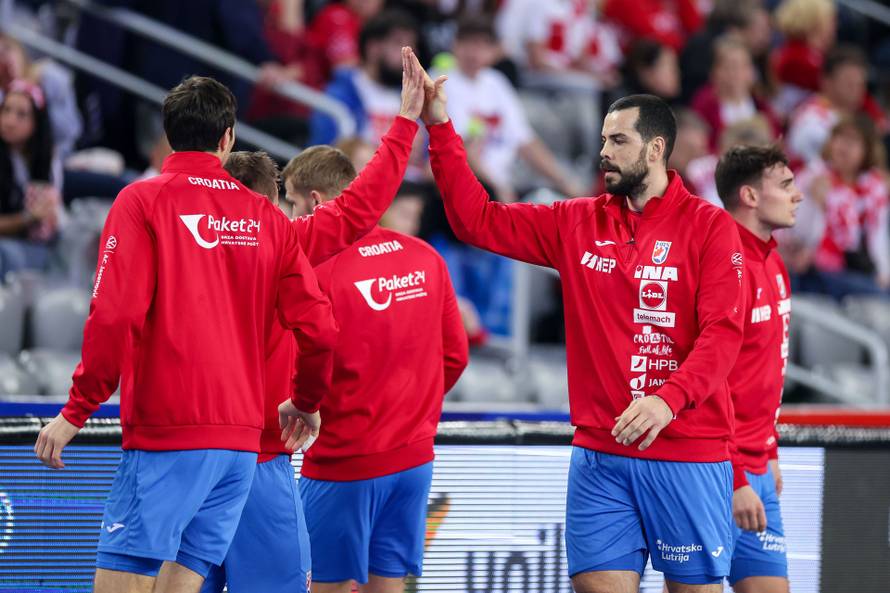 Zagrijavanje rukometaša uoči početka prijateljske utakmice između Hrvatske i Slovenije