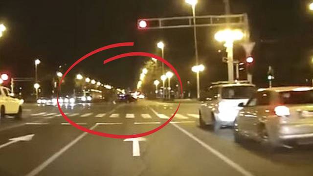 VIDEO Zagreb: Pogledajte kako automobil iz policijske pratnje udara u otok, ruši znak i odlazi