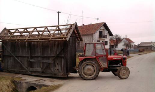 Vlanik ga prebacio traktorom: Čardak ni u dvorištu ni na cesti