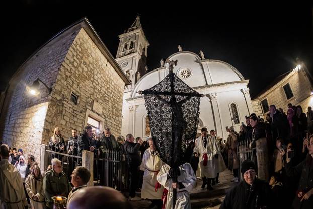 Jelsa: Ispraćaj jelšanskog križa i početak procesije "Za križen"