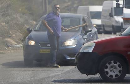 Kamenovali mu auto, izašao s palicom pa ga usmrtio kamion