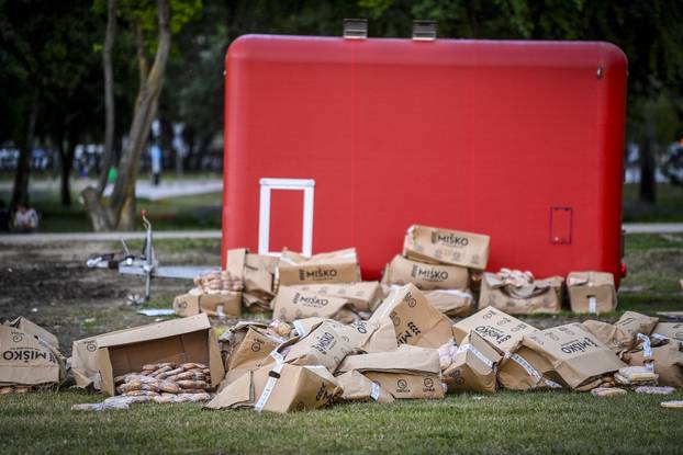 Zagreb: Uz jezero Bundek i dalje stoje hrpe otpada s koncerta i bačene hrane