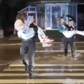 VIDEO Policajci i džentlmeni: Na rukama su nosili djevojke preko potopljenih ulica u Novom Sadu