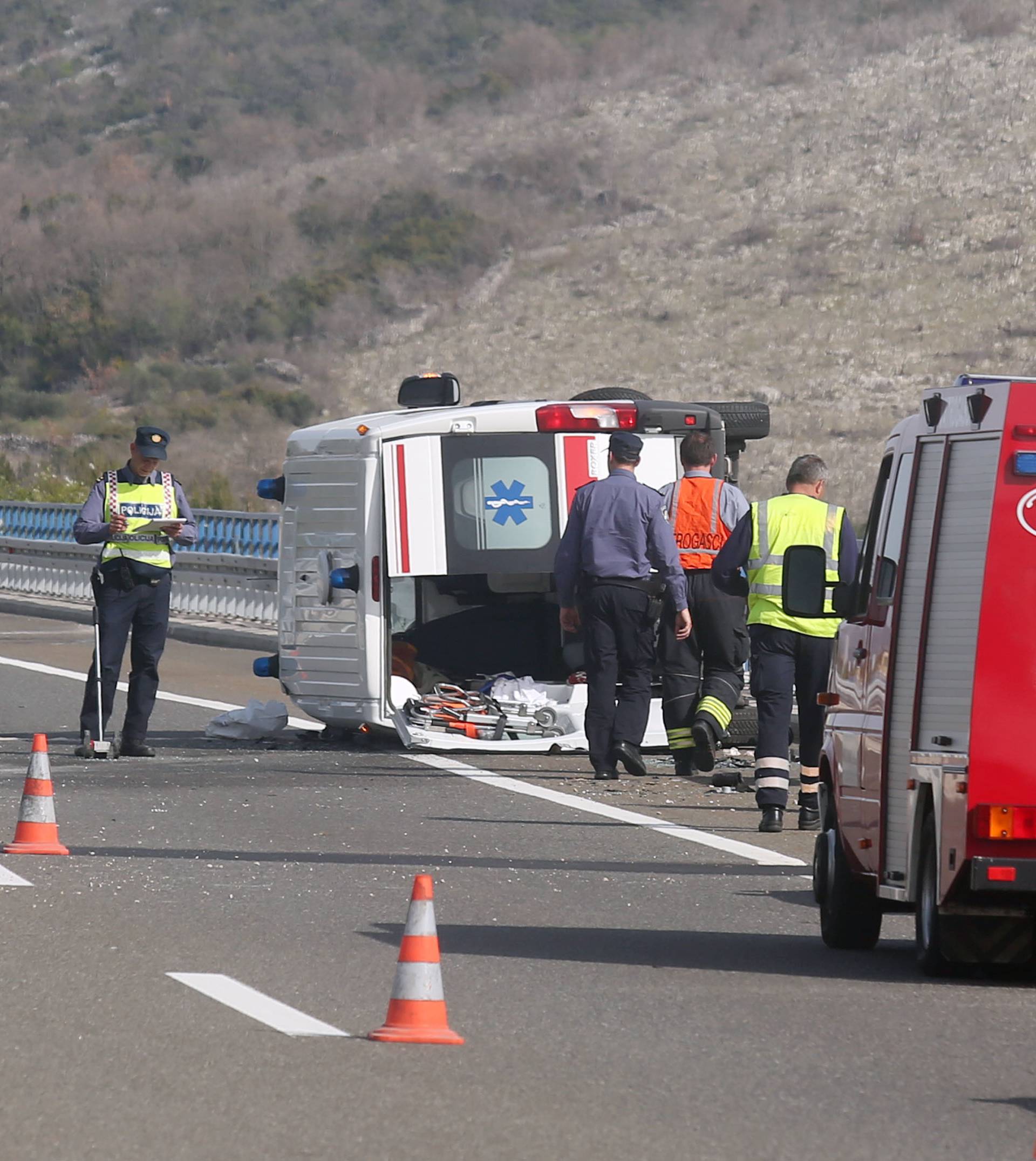 Vozilo Hitne pomoći izletjelo s autoceste, stradalo dvoje ljudi