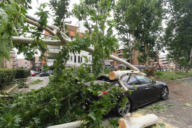 Oluja pogodila Rim, velika šteta u gradu