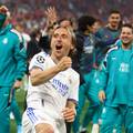 Šlag na tortu nezaboravne noći: Modrić potpisao tijekom slavlja