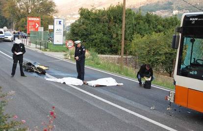 Mladić i djevojka poginuli u sudaru motocikla s busom