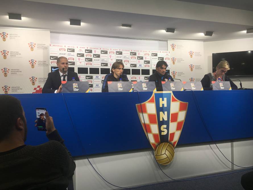 Dalić: Umjesto Pivarića ulazi Jedvaj ili Milić, Kalinić na golu