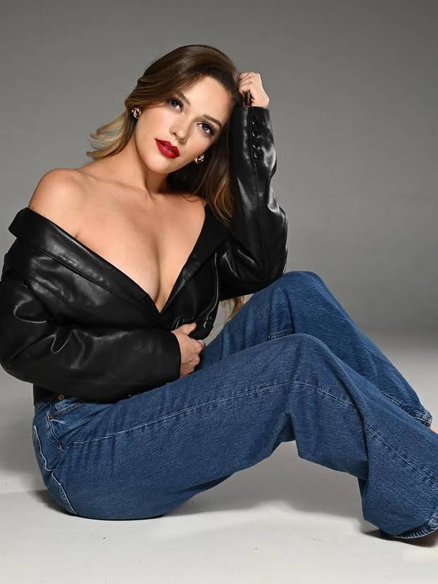 FOTO Ovo je najseksi pekarica koju ćete danas vidjeti: Mijesi tijesto i osvaja izgledom