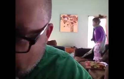 Nema odmora dok se odgaja: Tata snimao roditeljske muke