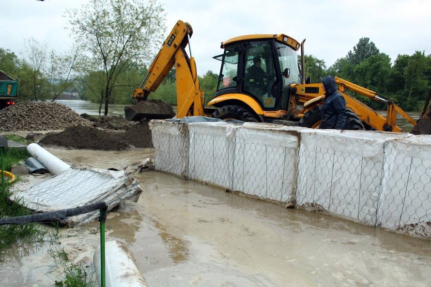 Hrvatska Kostajnica: Radnici Vodoprivrede postavljaju barijere kako bi sprijeÄili prodirnje Une