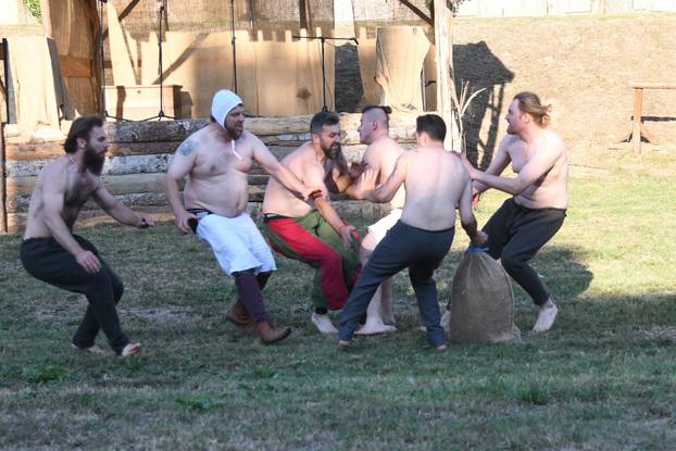 Koprivnica: Posjetitelji renesansnog festivala mogli su  vidjeti kako se igrao ragbi u srednjem vijeku