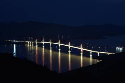 Pogled na Pelješki most iz Komarne