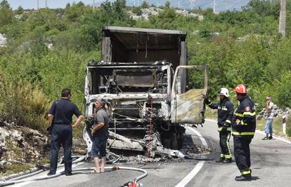 Izgorio kamion kod Šibenika: Vozač uspio izaći na vrijeme