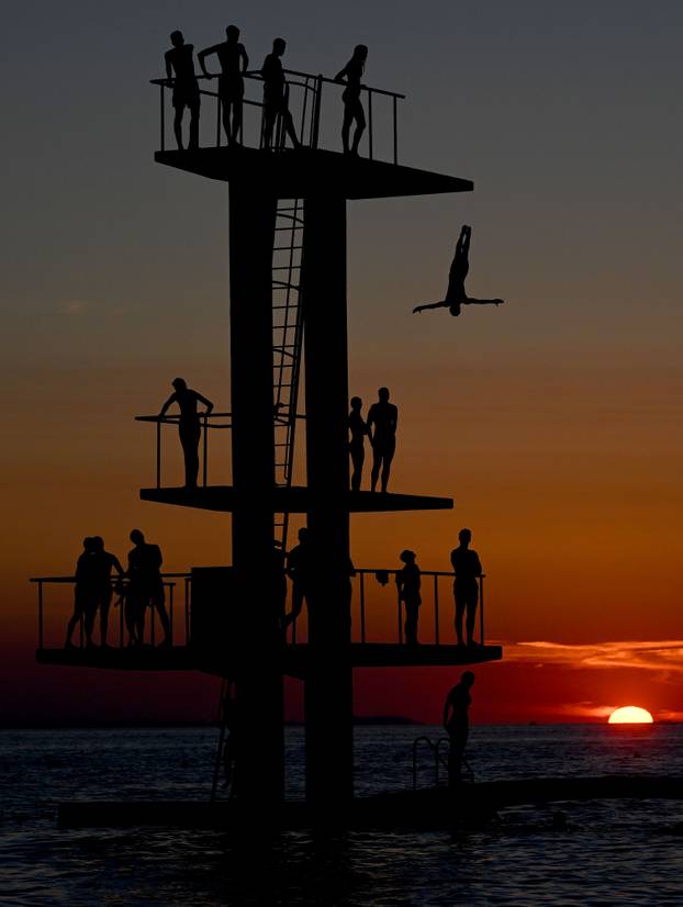 Zadar: Skok u more u zalazak sunca